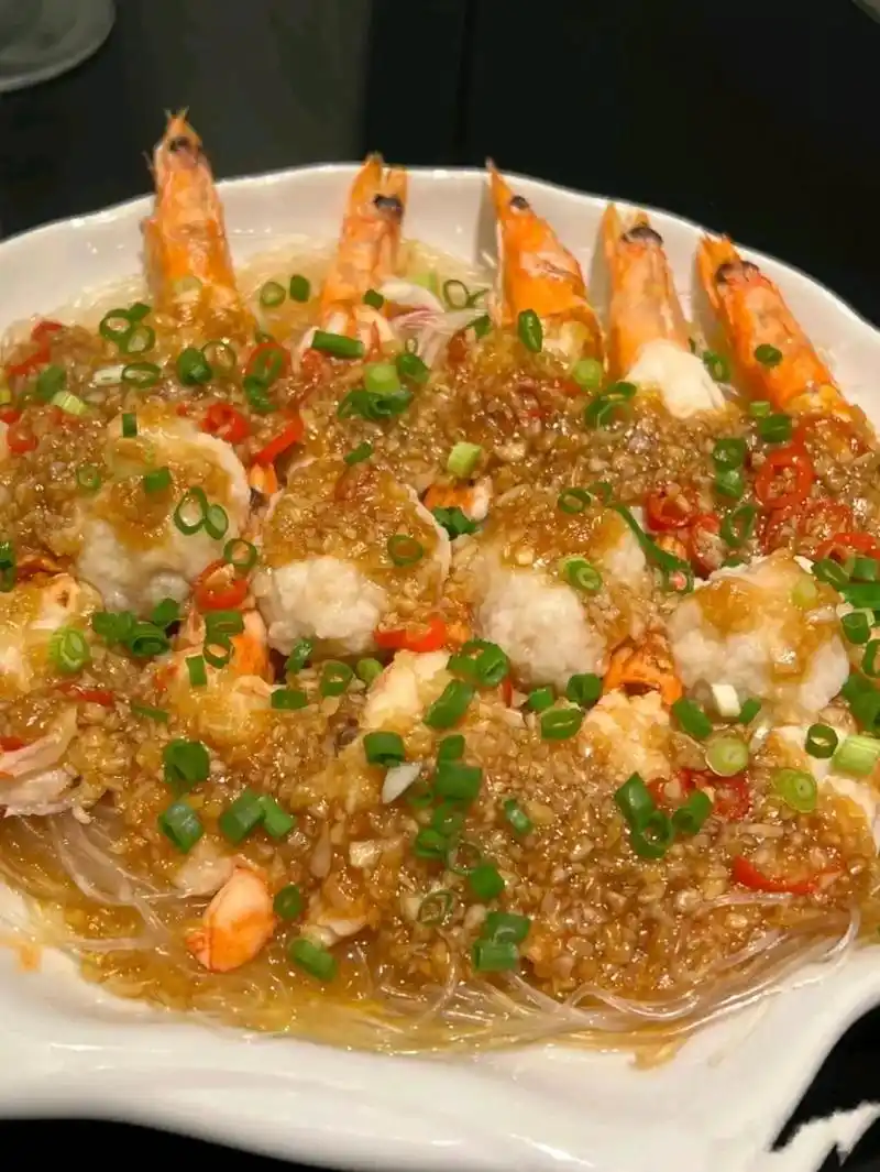 年夜饭蒜蓉虾.做法: 1粉丝铺底,虾开背去虾线,铺在粉丝上( - 抖音
