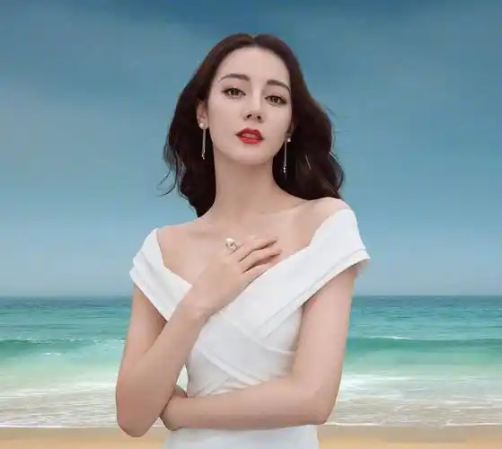 迪丽热巴和白裙的默契度太美了_连衣裙_白色_好身材