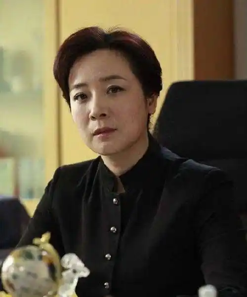 52岁陈小艺中年发福脸大腰粗变大妈不忍直视