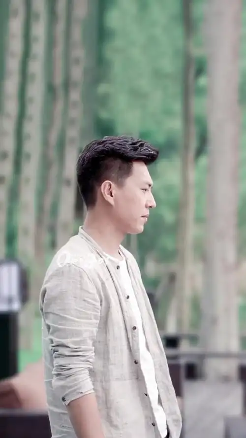 简介:靳东《欢乐颂》谭宗明帅气图片,分享一组靳东图片给大家,图中的