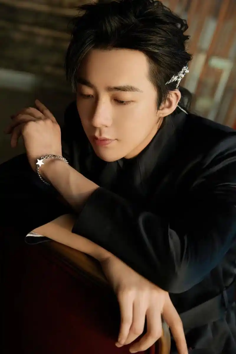 刘宇宁片场抽烟被拍,表情严肃,气场十足