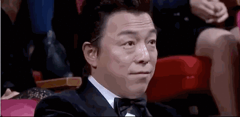 黄渤身穿ermenegildo zegna天鹅绒的西装,笑得腼腆~jessica与全李安