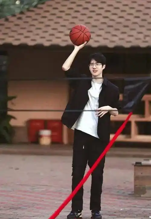 露腹肌,打擦边?这届内娱年下男明星都这么野的吗?_易烊_吴磊_胡先煦