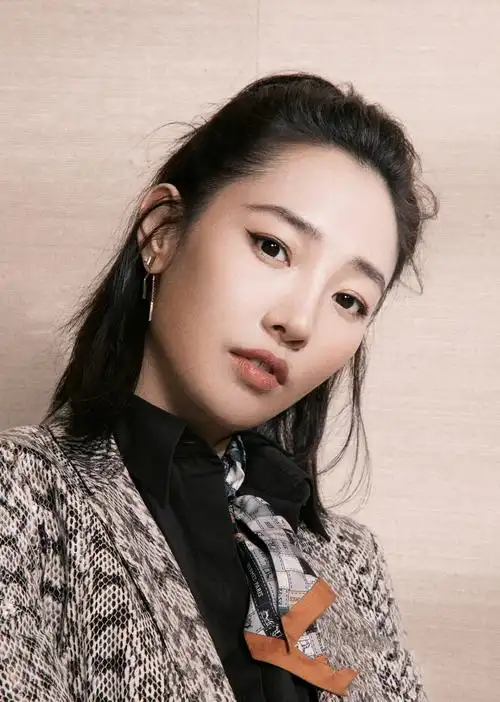 女演员白百何酷帅俏皮性感时尚写真