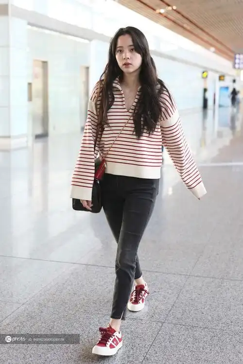 街拍欧阳娜娜celine红白条纹毛衣牛仔裤运动鞋相机包青春靓丽