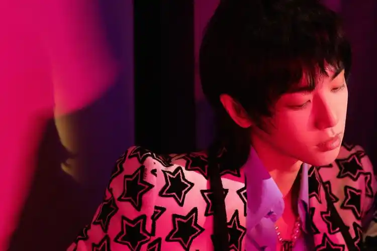 华晨宇跨年舞台造型终于要等到花花的舞台了