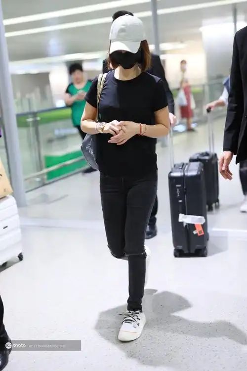 街拍林心如黑tee牛仔裤小白鞋灰色手袋棒球帽简约低调