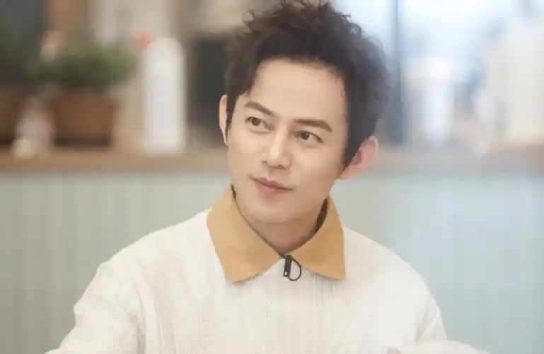 何炅在线揭秘发际线过分真实,坦言遗传因素很重要