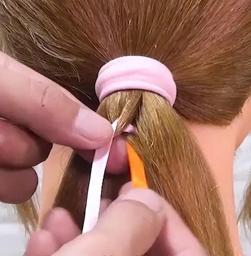 彩带编发教程图解,儿童三股辫加彩带编法