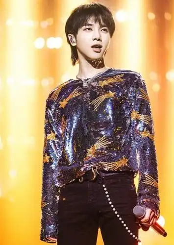 华晨宇扎起丸子头"娘娘"味十足,相信18岁的少女都没有他娇嫩