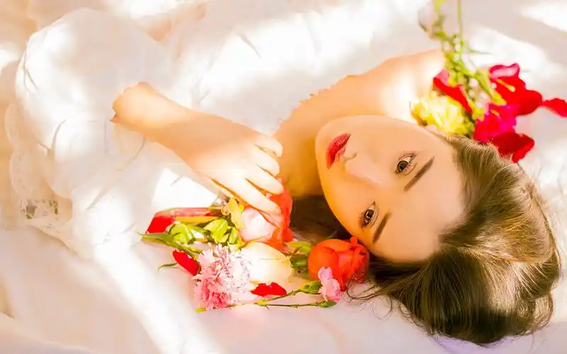 养眼长发女神室内唯美写真电脑高清壁纸下载