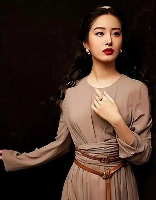 尽管杨采钰的嘴唇显得稍微有些厚,但她的五官搭配却非常协调,给人一种