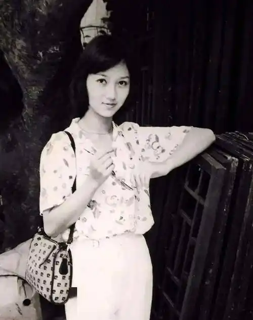 天生俏丽静雅宜人赵雅芝12张少女时期的老照片欣赏