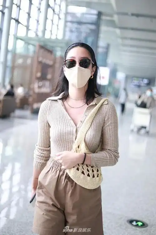 新浪娱乐讯 5月28日,杨采钰现身上海机场.