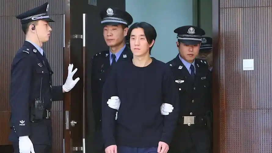 信息来源:环球网林凤娇有着极大的宽容和理解,她在成龙出轨事件