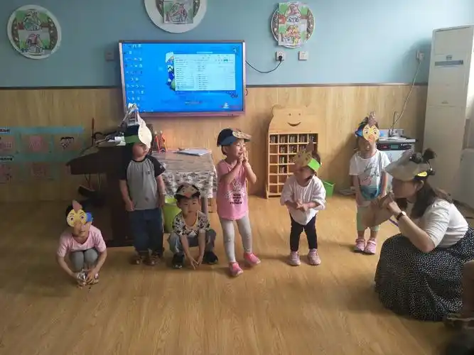 小太阳幼儿园珊瑚班晚间播报《可爱的小鸡》