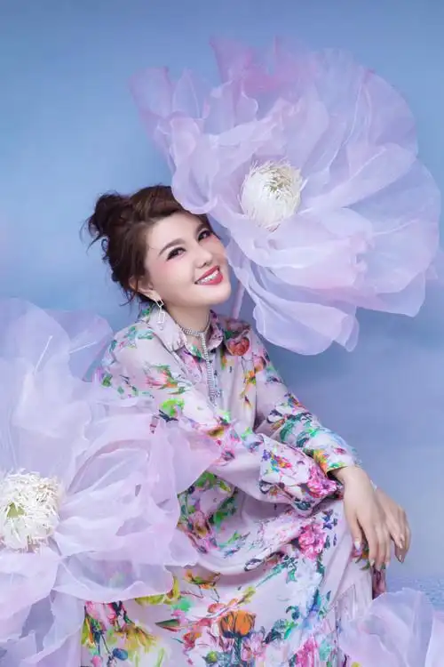 乌兰图雅新歌不断 《北京中轴线》《花香怒放》上线__财经头条