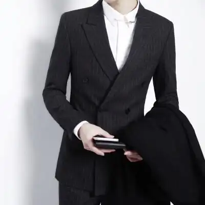 男半身西装头像