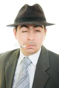 嘴里叼着烟的商人照片