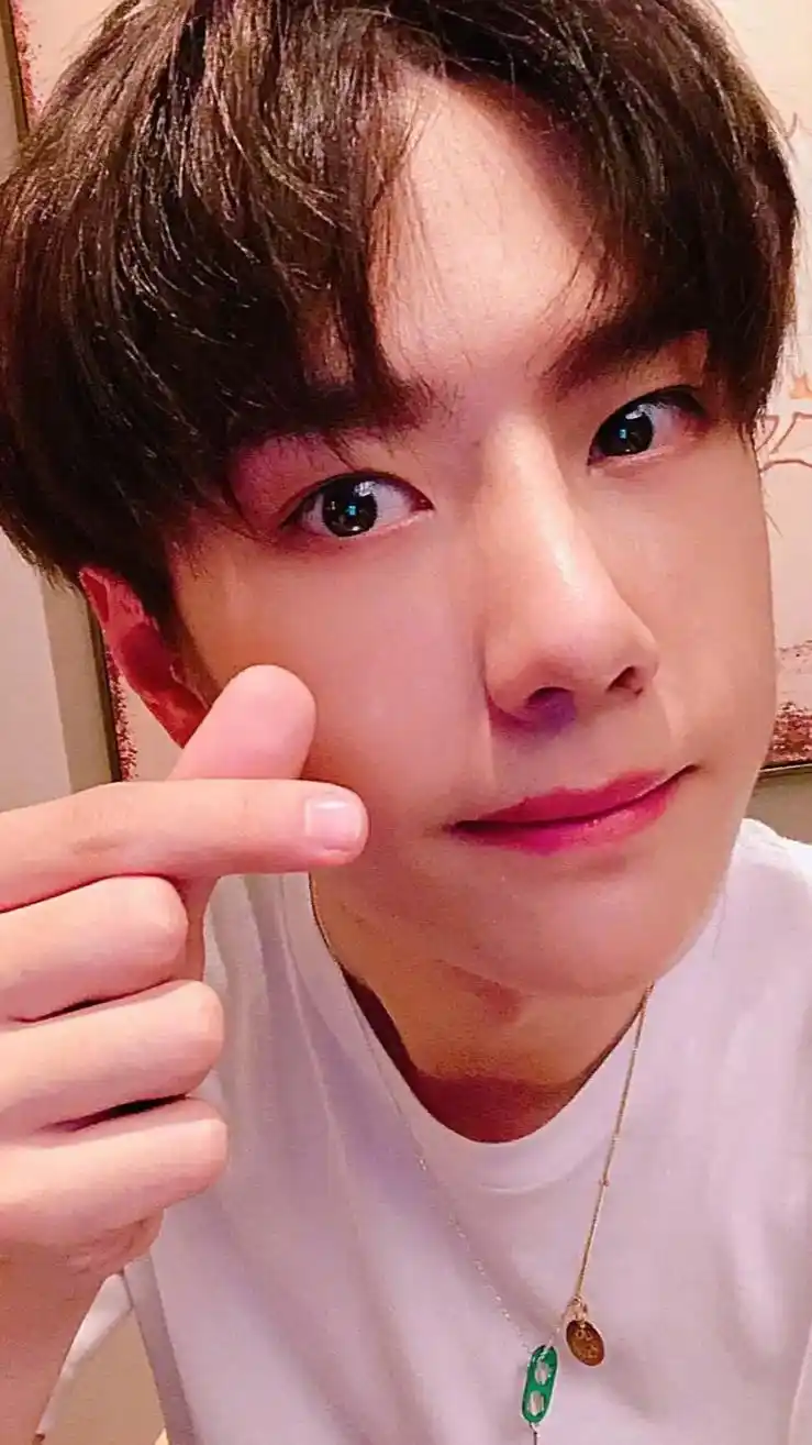 王一博 #自拍照 - 抖音