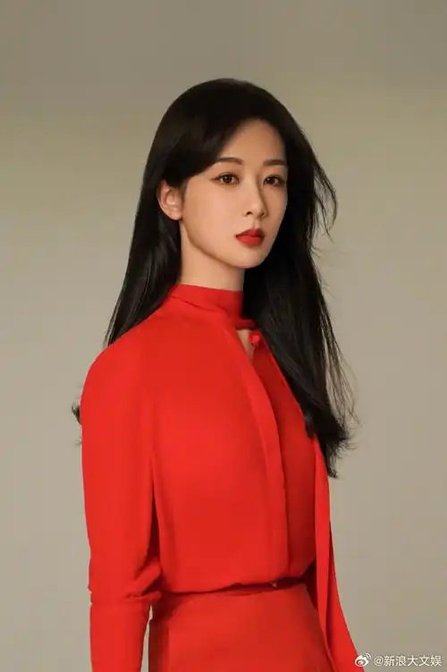 杨紫2023微博综合热度top1##杨紫希望大家爱自己种自己的花