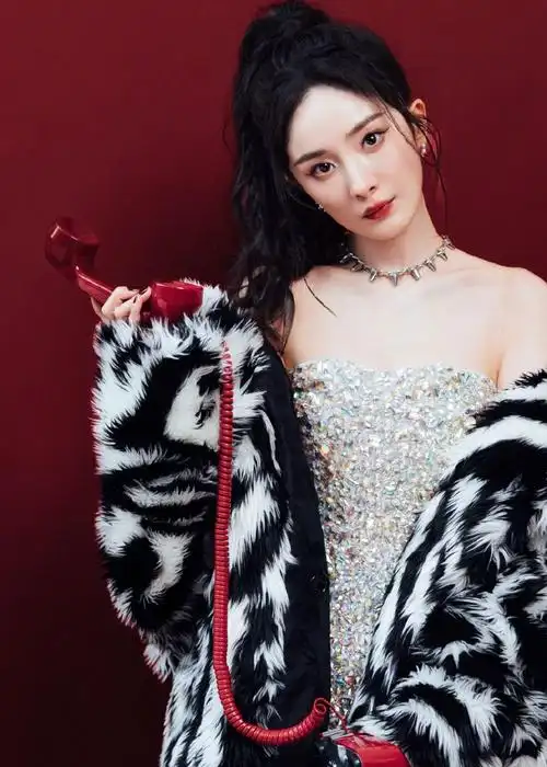 杨幂湖南跨年密镶钻石短裙造型##杨幂密镶钻石短裙