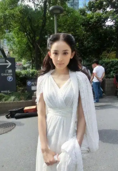 古力娜扎生在新疆的维吾尔族传统家庭  ,从小她便被父母送到艺术学校