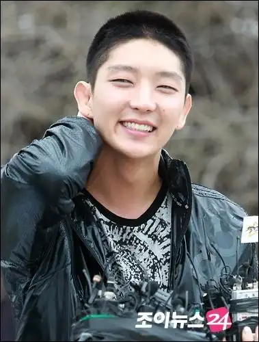 韩国演员李准基入伍接受新兵训练 剃短发摸头傻笑