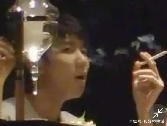 杨颖室内抽烟又一次被曝光,喊话戒烟11年的她依然吞云吐雾
