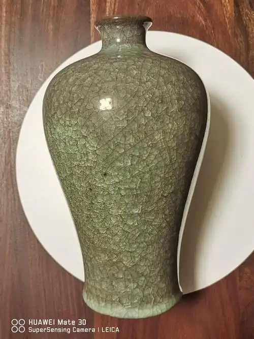 分享古典艺术〈宋官窑冰裂纹梅瓶〉器型之美