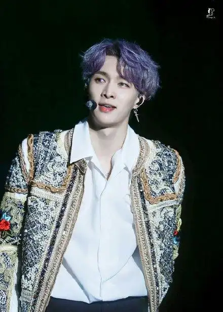 张艺兴紫发造型亮相 眼妆超迷人 蓝色美瞳好魔幻|美瞳|眼妆|暗夜骑士