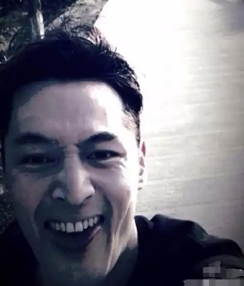 胡歌晒自拍放飞自我?吃冰激凌"香肠嘴"还卖萌搞怪