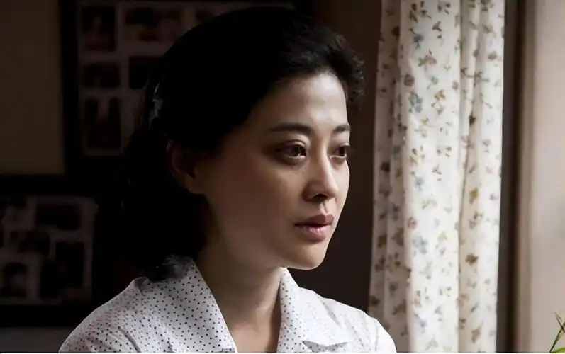 这次在《江河日上》当中,梅婷饰演肖雪,她是一位医生也是男主郑寒江的