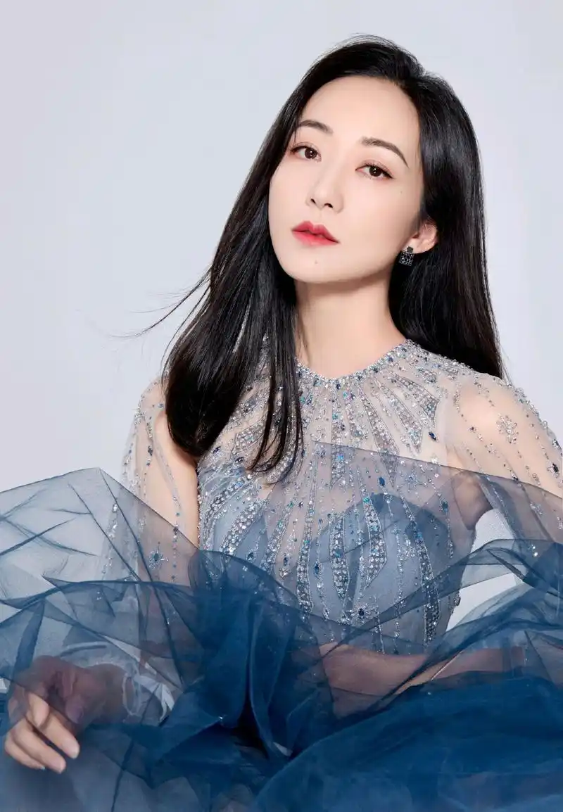 原创韩雪的气质不一般,穿上渐变色设计的淡蓝色连衣纱裙,优雅又温柔