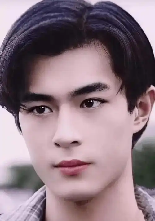 古天乐的肤色依然偏黑,他身穿皮衣并搭配白色衬衫,整体给人一种非常有