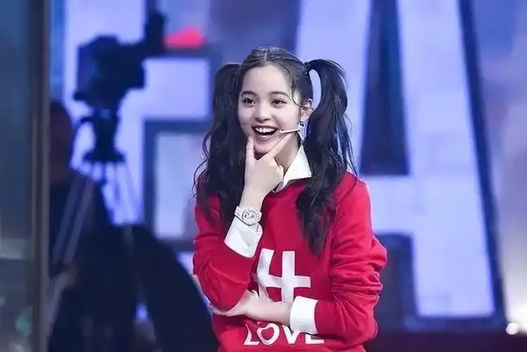 欧阳娜娜还曾参加过《演员的诞生》《王牌对王牌》《乐队的夏天》