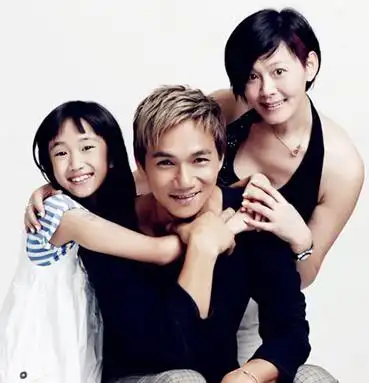 骆达华的妻子老婆名叫卢燕,两人还一起参加过深圳卫视的《男左女右》