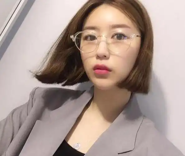 长相比较可爱的女生搭配空气刘海,一个圆框眼镜就能更可爱,自然的