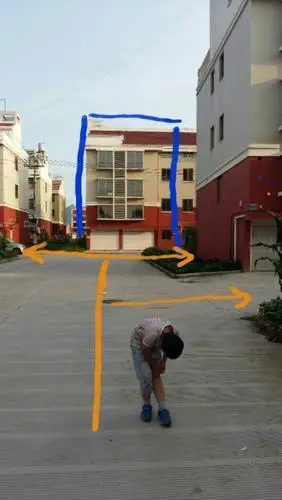 图中蓝框部份是朋友要买的房子,黄色标线是路的走向,那两扇白色的是