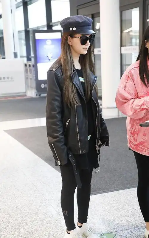 昆凌现身机场 全身黑装一路娇笑不停