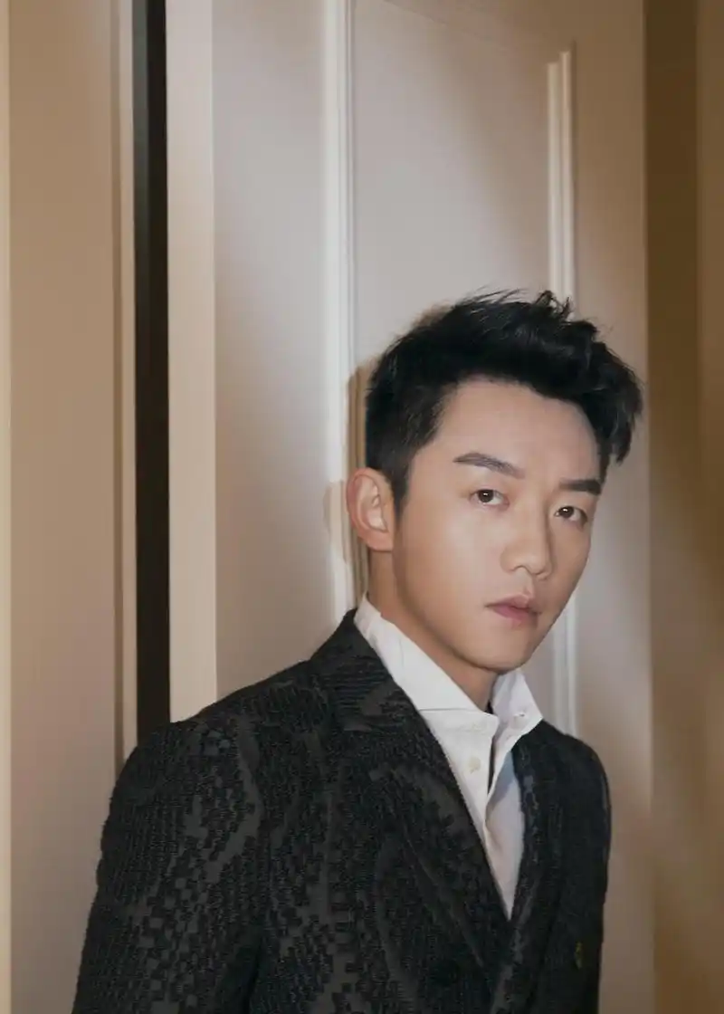 郑恺时尚大片曝光 灰色花纹西服帅气亮相