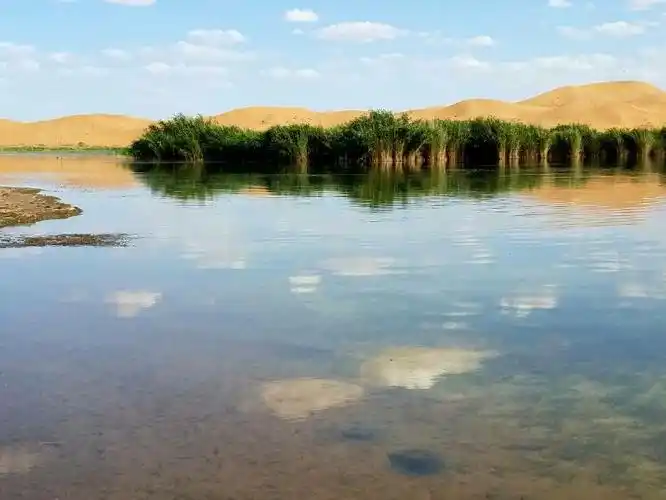 月亮湖位于内蒙古自治区阿拉善盟阿拉善左旗境内,是腾格里沙漠中的