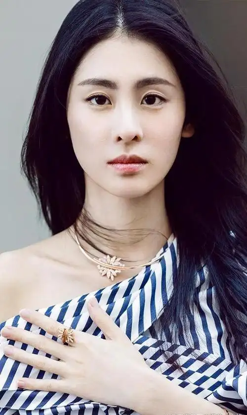 更搞笑的是,他在当《明日之子》选秀节目导师那会儿,居然对学员樊博艺