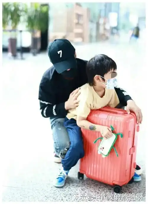 黄晓明一家三口现身迪士尼!杨颖穿小香风似少女!小海绵帅气十足