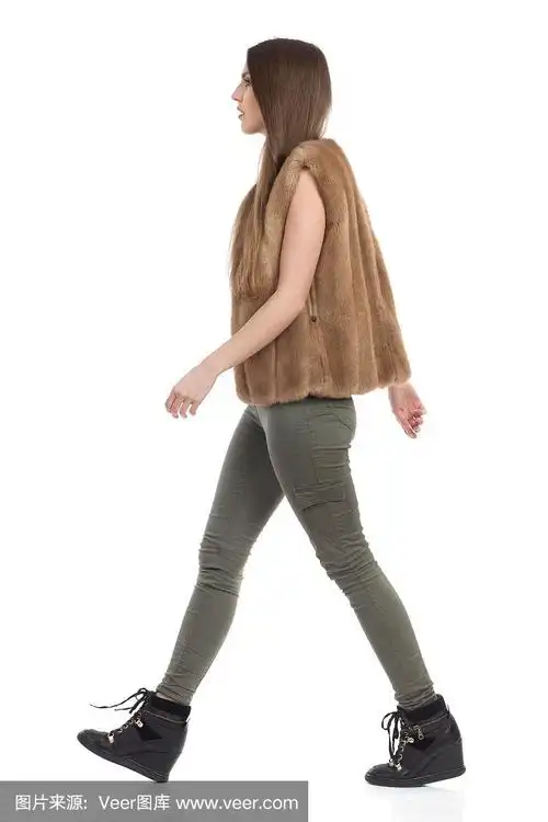 女人在皮草马甲行走侧视图