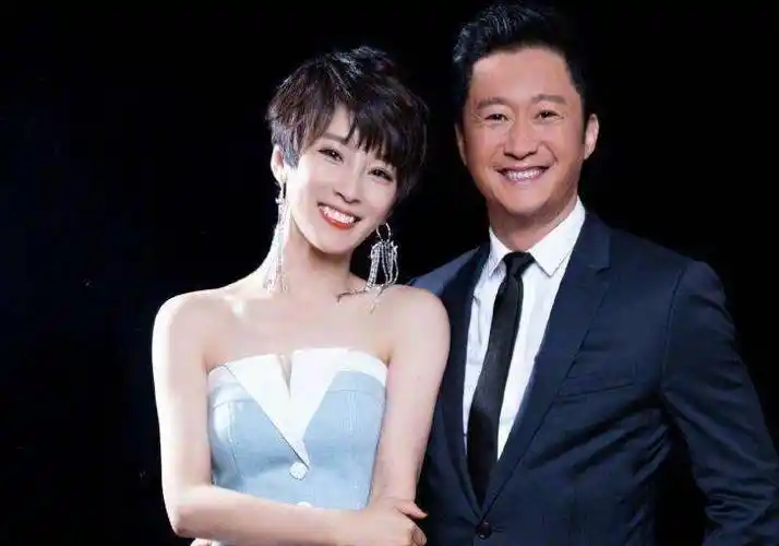 吴京谢楠外出照片曝光,夫妻二人穿着接地气,吴京新造型太帅了_网友