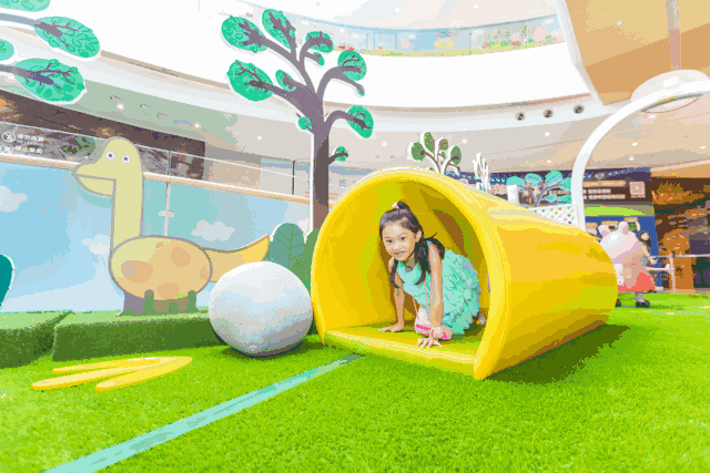 说起乔治最喜欢的游玩项目,要是巨型恐龙滑梯排第二就没有别的能排第