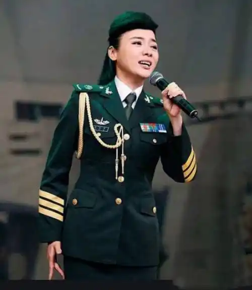 听这2位军旅女歌唱家唱的情歌,才过瘾,为何至今还单身?