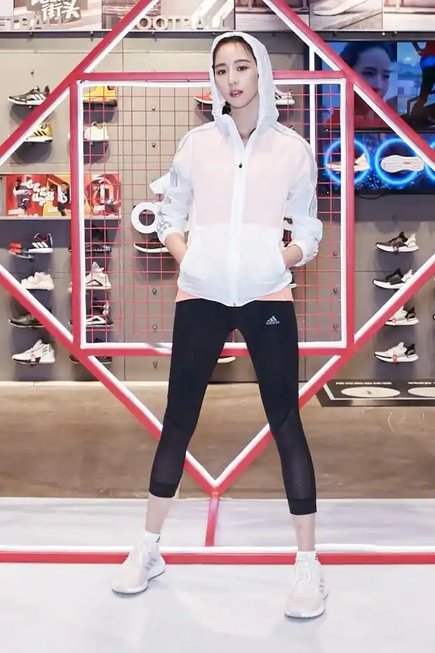 张钧甯的这款adidas堪称秀腿神器,比贝壳鞋更加时髦,要火