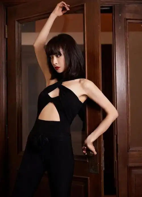 宋茜非凡姿态瞩目美学性感写真,身穿黑色抹胸礼服,大秀性感锁骨,高贵